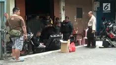 Sebuah benda mencurigakan ditemukan warga di Komplek Duta Mas, Grogol Petamburan. Tak mau ambil risiko, warga meminta Gegana untuk memeriksanya.