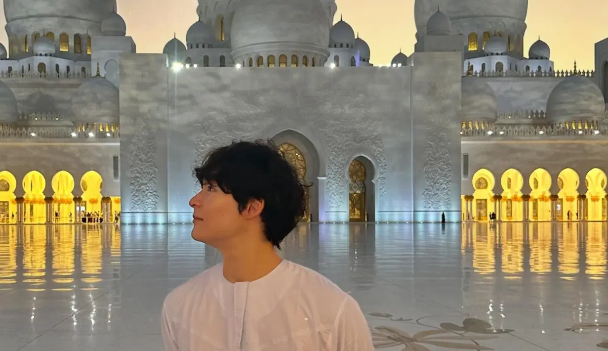 <p>Song Geon Hee mengenakan busana serba putih saat mengunjungi masjid. Warganet pun terkagum-kagum. "MasyaAllah ta barakallah🤍" kata netizen di Instagramnya. (Foto: Instgaram/ songgeonhee)</p>