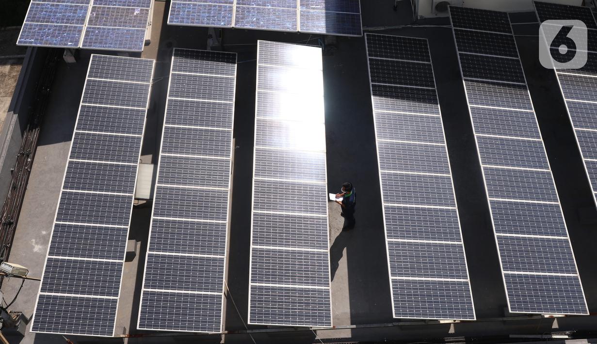 Pekerja melakukan pengecekan panel surya di atas gedung di kawasan Jakarta, Senin (31/8/2020). Pemerintah tengah menyiapkan peraturan presiden terkait energi baru terbarukan dan konservasi energi agar target 23 persen bauran energi di Indonesia bisa tercapai pada 2045. (Liputan6.com/Angga Yuniar)
