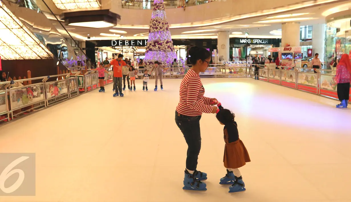 Pengunjung menikmati permainan Sky Ring Fun Skating di Lippo Mall Kemang, Jakarta, Rabu (16/12/2015). Jelang libur Natal dan sekolah sejumlah mall mulai berlomba untuk menyajikan wahana yang dapat dinikmati bersama keluarga. (Liputan6.com/Angga Yuniar)