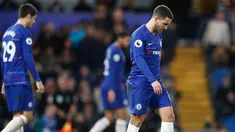 Pemain Chelsea Eden Hazard (kanan) dan Alvaro Morata tertunduk lesu usai pertandingan melawan Southampton pada lanjutan Liga Inggris di Stamford Bridge, London (2/1). Chelsea bermain imbang 0-0 atas Southampton. (AP Photo/Frank Augstein)