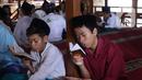 Santri saat mengaji menggunakan Alquran di pondok pesantren kawasan Tangerang, Senin, (26/4/2021). Bulan Ramdhan banyak dimanfaatkan para santri tersebut untuk mematangkan hafalan Alquran hingga khatam. (Liputan6.com/Angga Yuniar)