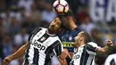 Duel antara pemain Inter Milan dan Juventus dalam laga pekan keempat Serie A di Stadion Giuseppe Meazza, Minggu (18/9/2016) malam WIB. (AFP/Marco Bertorello)