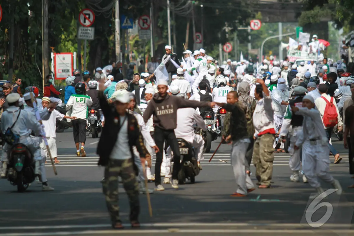 FPI Mengamuk, Polisi Dihujani Batu