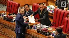 Menteri Perdagangan Zulkifli Hasan (kiri) menyerahkan laporan pemerintah terkait persetujuan kemitraan ekonomi komprehensif regional kepada Wakil Ketua DPR Lodewijk Freidrich Paulus saat rapat paripurna DPR ke-3 masa persidangan I tahun 2022-2023 di Kompleks Parlemen, Senayan, Jakarta, Selasa (30/8/2022). Rapat tersebut beragenda pengambilan keputusan RUU tentang Pengesahan Regional Comprehensive Economic Partnership Agreement (Persetujuan Kemitraan Ekonomi Komprehensif Regional) serta pengambilan keputusan RUU tentang Pegesahan Perjanjian Kemitraan Ekonomi Komprehensif antara Pemerintah Indonesia dengan Pemerintah Korea. (Liputan6.com/Angga Yuniar)