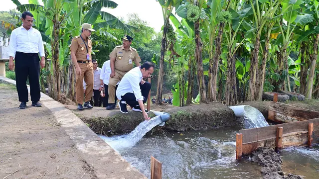 Presiden Joko Widodo atau Jokowi meninjau pelaksanaan pemberian bantuan pompa air untuk pengairan sawah dan pertanian atau pompanisasi di Provinsi Jawa Tengah, Rabu (19/6/2024). (Biro Pers Kepresidenan).