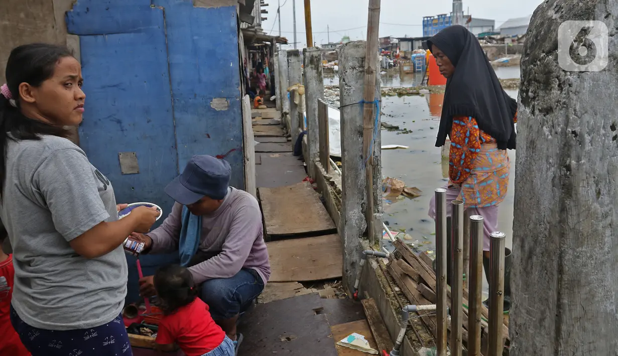 Pedagang melayani pembeli di kawasan Kampung Tembok, Muara Angke, Jakarta Utara, Rabu (4/3/2020). (Liputan6.com/Herman Zakharia)