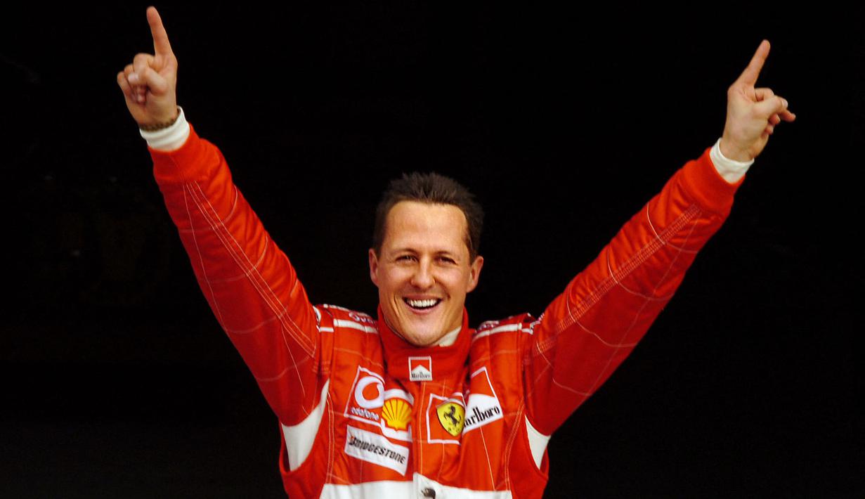 Pembalap Ferrari, Michael Schumacher melakukan selebrasi setelah meraih pole position pada sesi kualifikasi Formula 1 GP Bahrain di Sirkuit Sakhir pada 11 Maret 2006. (AFP/Damien Meyer)