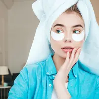 Di era serba digital seperti sekarang, hampir setiap aktivitas kita tidak lepas dari layar gadget. Mulai dari bekerja di depan laptop, scrolling media sosial, hingga menonton hiburan di ponsel, semuanya membuat kulit terpapar blue light atau High Energy Visible Light dalam durasi yang cukup panjang. (foto/dok: freepik/halayalex)