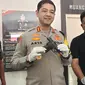 Kapolres Metro Depok, Kombes Arya Perdana menunjukan airsoft gun milik oknum pegawai Pengadilan Negeri Depok usai aksi koboi viral di media sosial. (Liputan6.com/Dicky Agung Prihanto)