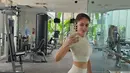 Potret selfie Wulan Guritno saat nge-gym. Ia memilih sport wear serba putih. [Foto: Instagram/wulanguritno]