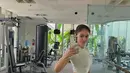 Potret selfie Wulan Guritno saat nge-gym. Ia memilih sport wear serba putih. [Foto: Instagram/wulanguritno]