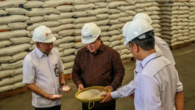 Kunjungi Gudang Bulog, Menteri BUMN Pastikan Stok Beras Aman
