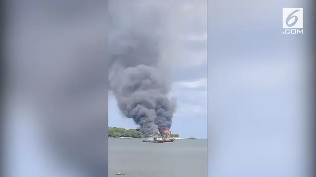 Kebakaran melanda sebuah resor eksklusif di Pulau Umang. Api besar muncul sekitar pukul 11.30 WIB.