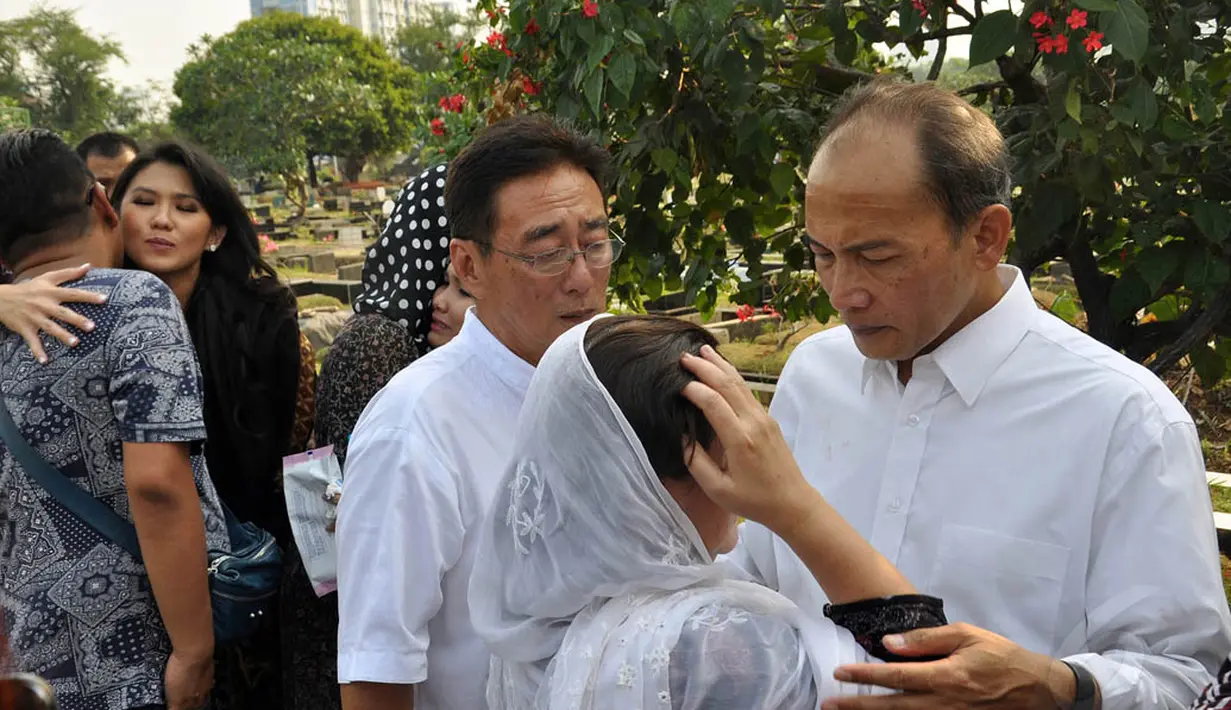 Budi Mulya mendapatkan dispensasi dari KPK untuk mengantarkan putra bungsunya di liang lahat TPU Karet Bivak, Jakarta, (8/9/14). (Liputan6.com/Miftahul Hayat)