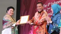 Corporate Affairs Director Alfamart, Solihin menerima penghargaan IPRAS 2015 yang diserahkan President PR Society Indonesia (PRSI), Magdalena Wenas.