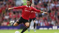 Cristiano Ronaldo membela Manchester United (MU) pada laga uji coba melawan Rayo Vallecano di Old Trafford, Minggu (31/7/2022). (AFP/Nigel Roddis)