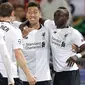 Striker Liverpool Sadio Mane (kanan) melakukan selebrasi dengan rekanya usai mencetak gol ke gawang AS Roma dalam pertanding semifinal Liga Champions di Stadion Olimpico, Roma (2/5). (AP Photo/Andrew Medichini)