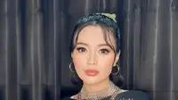 Wika Salim hadir di IKN untuk tampil di acara Malam Apresiasi Nusantara. Ia mengenakan bustier putih shining dipadukan outer hitam serasi dengan obi. Kalung silver layering melengkapi penampilannya. [@wikasalim]