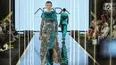 Model mengenakan busana desainer Araida dari Rusia dalam Jakarta Modest Fashion Week di Gandaria City, Jakarta, Kamis (26/7). Indonesia turut serta ambil bagian yang diikuti oleh 26 desainer. (Liputan6.com/Faizal Fanani)