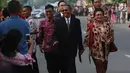 Mantan Menteri BUMN Dahlan Iskan beserta istri menuju Gedung Graha Saba Buana, Solo, Rabu (8/11). Sejumlah tokoh nasional dan pejabat menghadiri Ijab Kabul pernikahan putri Presiden Jokowi, Kahiyang Ayu dengan Bobby Nasution (Liputan6.com/Angga Yuniar)