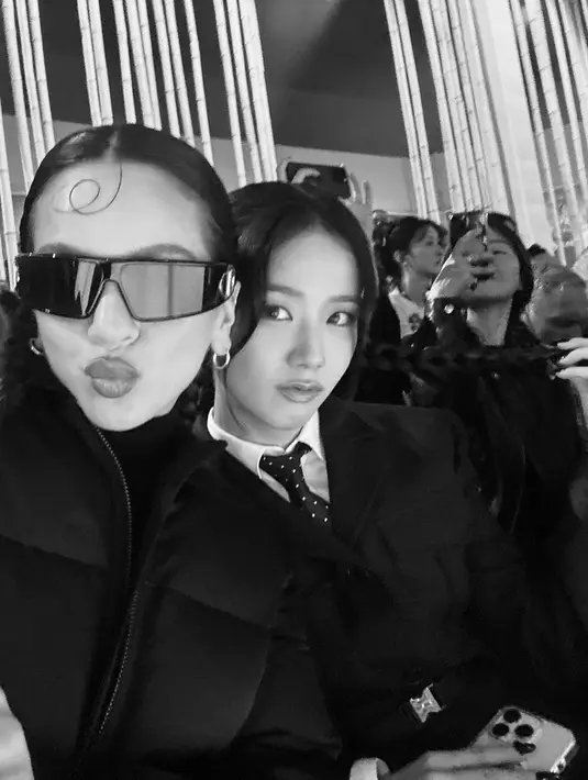 Ia terlihat mengenakan busana serba hitam dengan tampilan anak sekolah yang modis. Warganet sebut vibes-nya mirip karakter horor Wednesday Addams [@sooyaaa__]