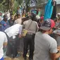 Warga Kecamatan Paguyaman, Kabupaten Boalemo, Gorontalo, mengerumuni sumur tempat kejadian perkara. (Liputan6.com/ Arfandi Ibrahim)