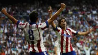 Tiago tunjukkan jari ke atas  usai cetak gol bagi Atletico di derby Madrid (REUTERS/Sergio Perez)