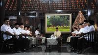 Pasangan Capres Prabowo Subianto dan Hatta Rajasa datang beserta rombongan berkunjung ke Presiden Susilo Bambang Yudhoyono, Jumat (04/07/14) malam (Liputan6.com/Johan Tallo)