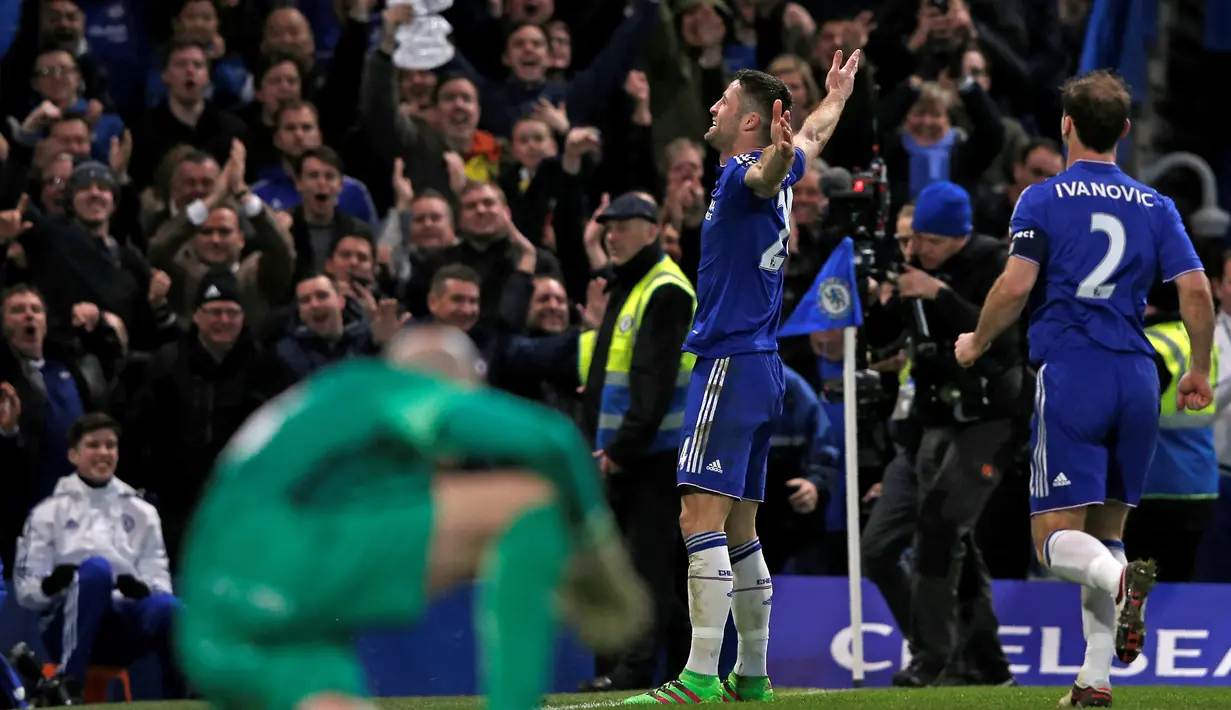 Pemain Chelsea, Gary Cahill, merayakan gol yang dicetaknya ke gawang Manchester City dalam laga putaran kelima Piala FA di Stadion Stamford Bridge, London, Minggu (21/2/2016) malam WIB. (AFP/Adrian Dennis)