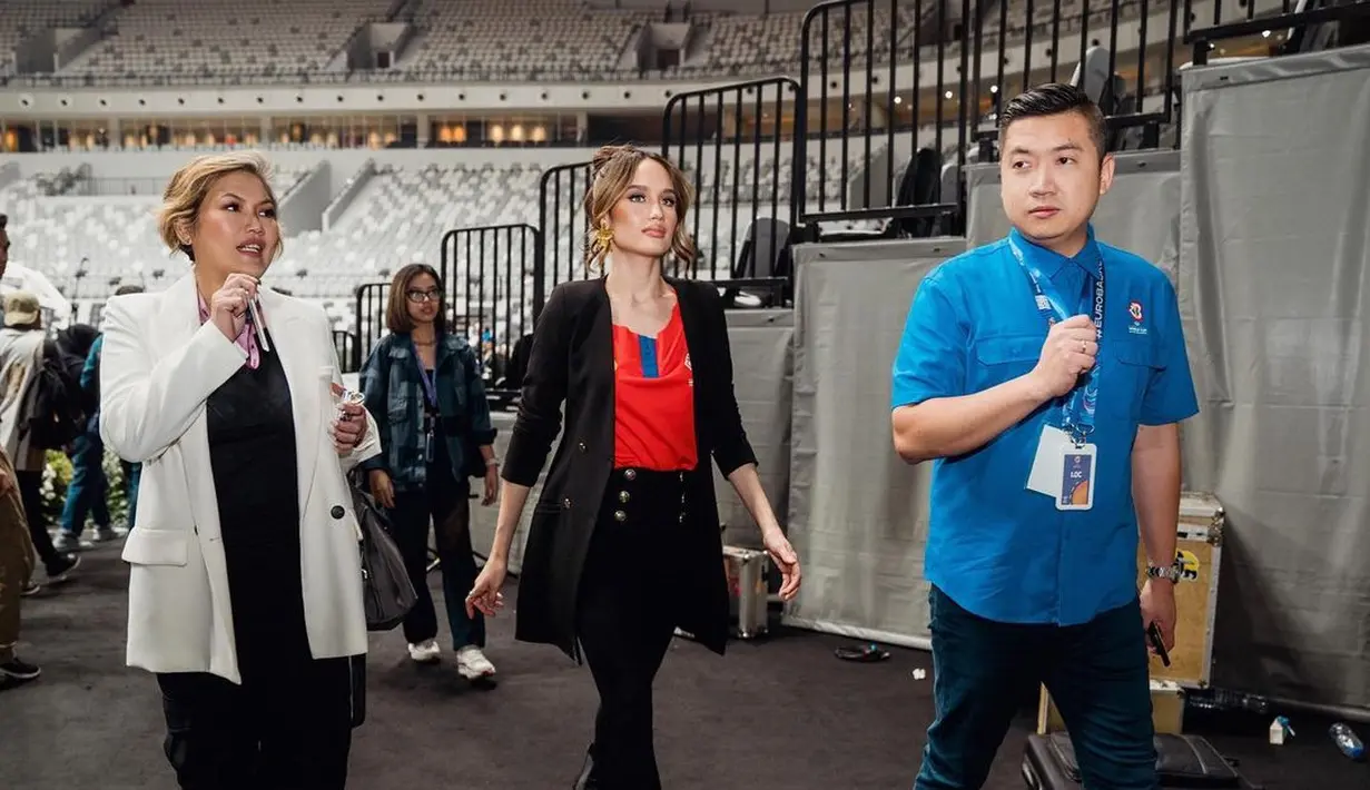 Cinta Laura juga menjadi salah satu artis yang turut berpartisipasi dalam peresmian Indonesia Arena bersama Presiden Jokowi. Penampilan sportya mengenakan atasan jersey merah, dipadu dengan celana jeans hitam, dan blazer hitam. [Foto: Instagram/claurakiehl]