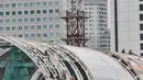 Aktivitas pekerja menyelesaikan pembangunan stasiun kereta Light Rail Transit (LRT) Dukuh Atas, Jakarta, Rabu (17/2/2021). Stasiun Dukuh Atas bakal menjadi hub transportasi Jakarta, atau titik di mana warga dari berbagai asal memilih dan berganti moda transportasi. (merdeka.com/Iqbal S Nugroho)