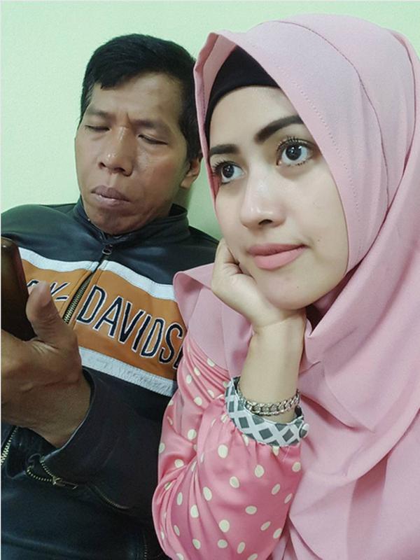Ada yang berbeda dari penampilan baru komedian dan pemeran itu. Pemain dalam film Pokun Roxy itu setahun belakangan ini terlihat lebih religius. Bahkan beberapa kali juga terlihat mengenakan sorban. (Instagram/meggykiwil)