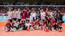 Pengurus PBVSI, Staf pelatih dan pemain Timnas voli putri Indonesia foto bersama setelah berhasil menaklukkan Filipina sekaligus meraih medali perunggu SEA Games 2025 di Indoor Stadium Huamark, Bangkok, Senin (15/12/2025). (Bola.com/Bagaskara Lazuardi)