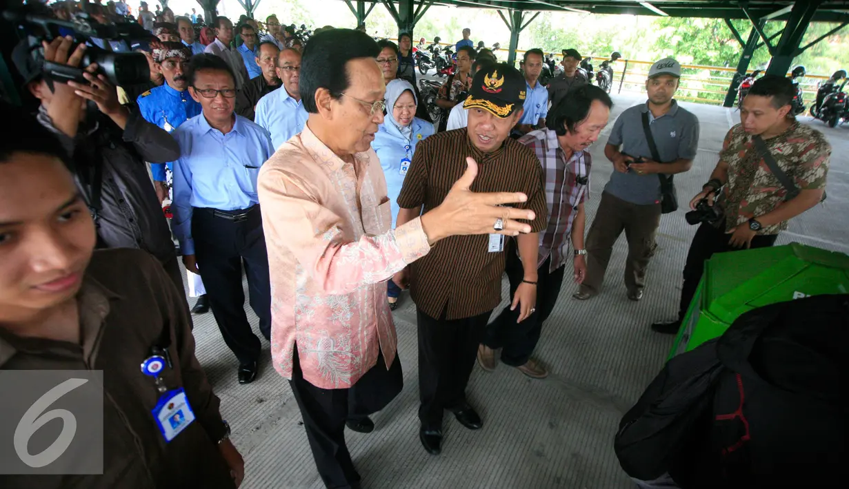 Gubernur DIY Sultan HB X berbincang dengan Walikota Yogyakarta Haryadi Suyuti saat meninjau taman parkir Abu Bakar Ali Yogyakarta (5/4). (Liputan6.com/Boy Harjanto)
