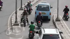 Pengendara motor saat melawan arus di kawasan Tanah Abang, Jakarta, Selasa (9/6/2015). Polda metro Jaya kembali mengajukan denda maksimal untuk tiga pelanggaran seperti parkir liar, melawan arus, menaiki-menurunkan penumpang. (Liputan6.com/Johan Tallo)