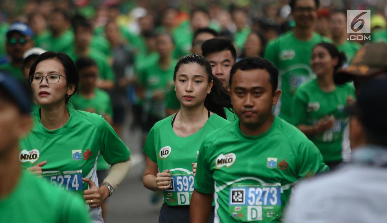 Peserta mengikuti Lomba lari MILO Jakarta International 10K 2017 di Jakarta, Minggu (23/7). MILO Jakarta International 10K 2017 melombakan tiga kategori yakni 10K, 5K dan Family Run 1,7K. (Liputan6.com/Faizal Fanani)