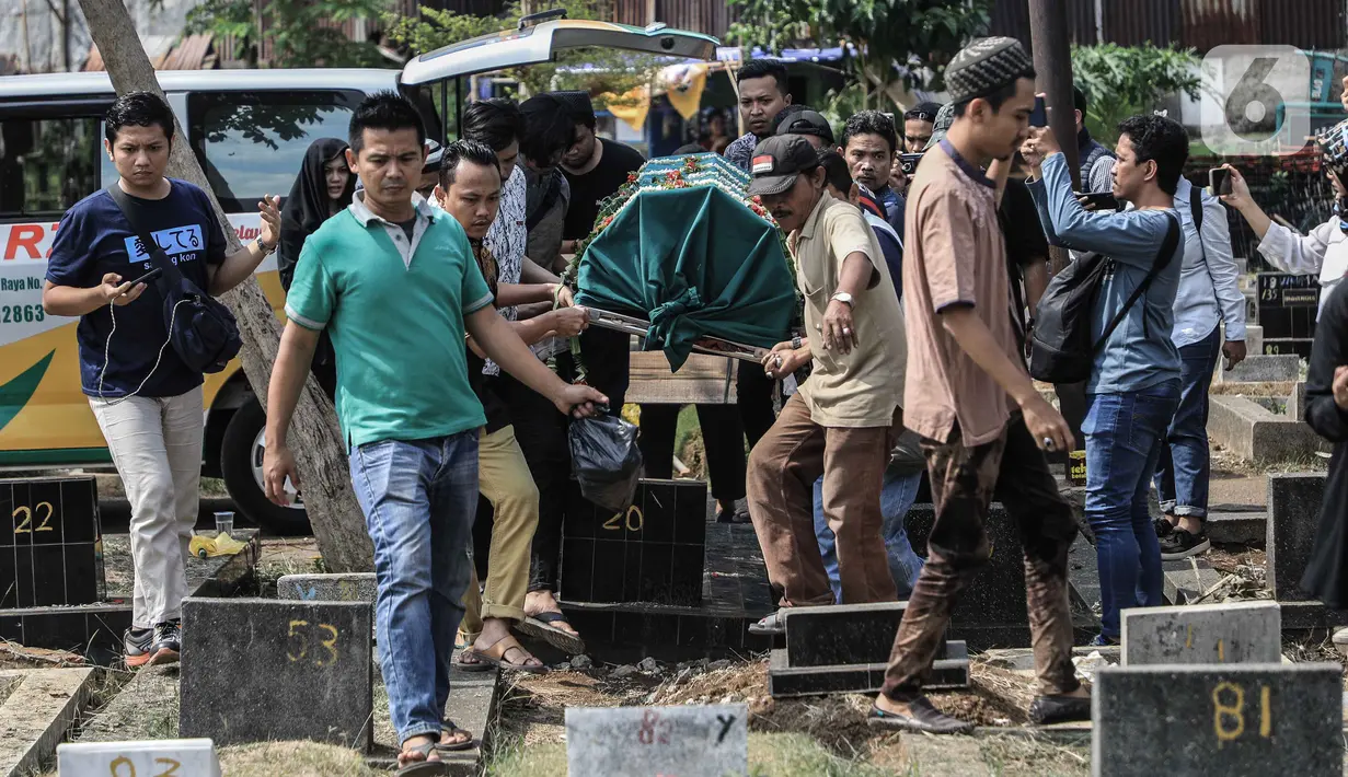 Pelayat membawa keranda jenazah berisi mantan artis cilik Cecep Reza untuk dimakamkan di TPU Layur Penggilingan, Jakarta, Rabu (20/11/2019). Cecep Reza meninggal pada usia 31 tahun karena penyakit jantung. (Liputan6.com/Faizal Fanani)