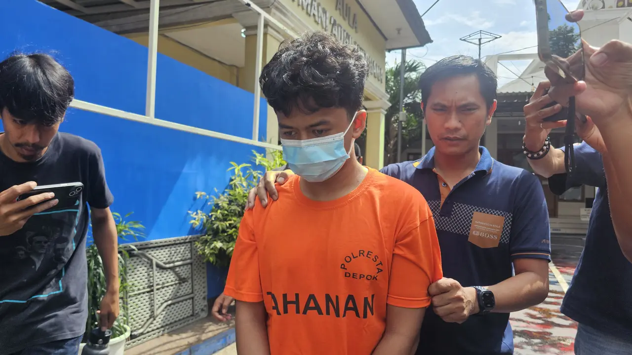 Polres Metro Depok saat menangkap tersangka teror bom 10 sekolah di wilayah Depok.
