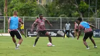 Pemain PSBS Biak menjalani latihan. (Alit Binawan/Bola.com)
