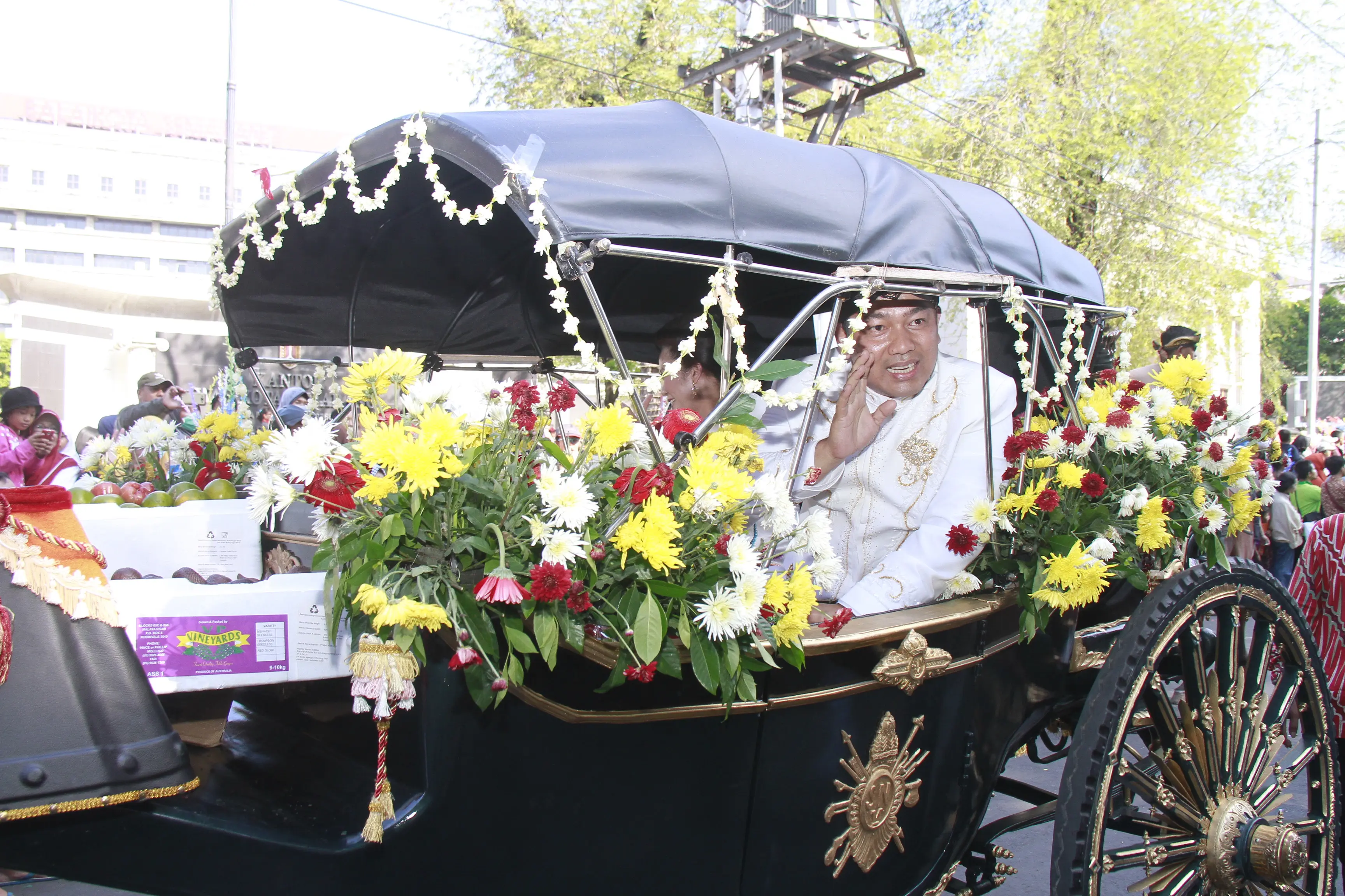 Wali Kota Hendrar Prihadi beserta istri, memerankan Kanjeng Bupati Purboningrat, naik kereta terbuka agar bisa saling sapa dengan warga kota. (foto : Liputan6.com / edhie prayitno ige)