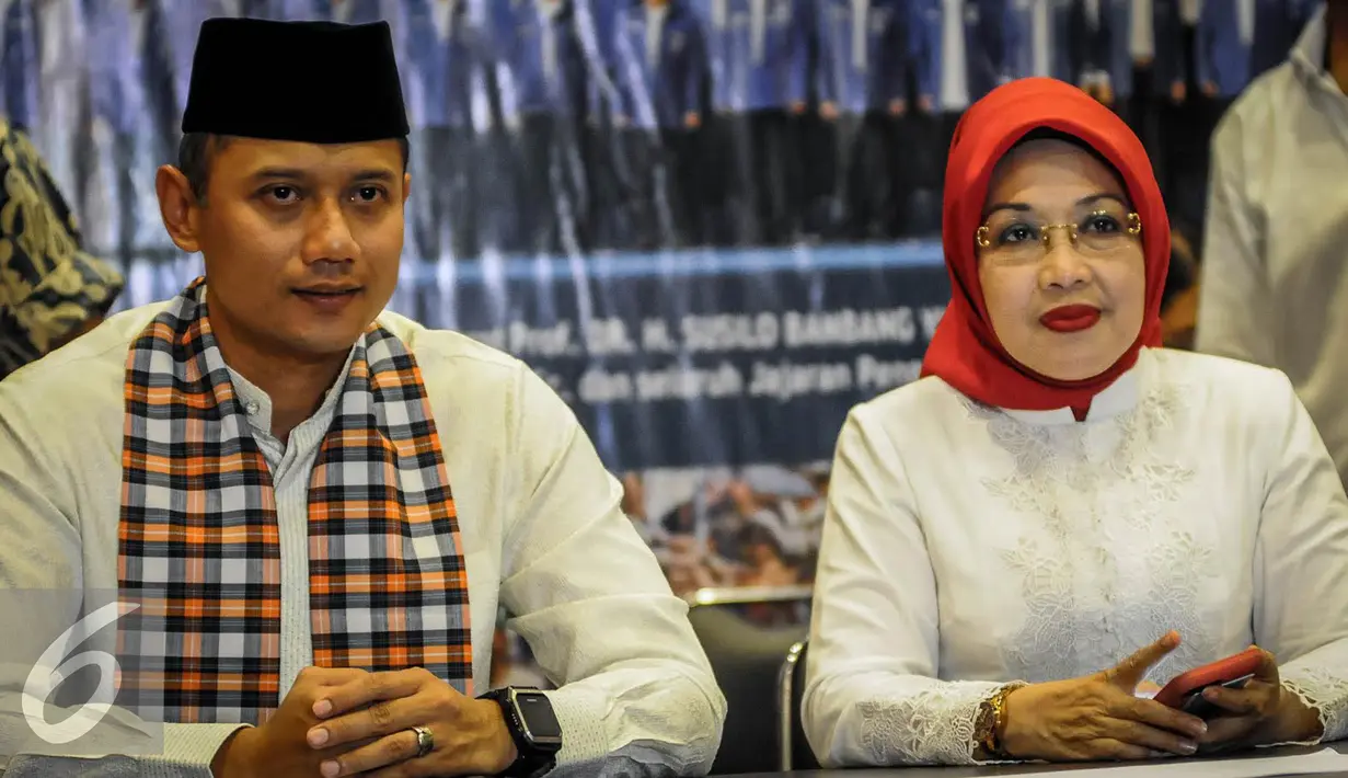 Agus Harimurti Yudhoyono (kiri) dan Sylviana Murni saat menggelar konferensi pers di kantor DPP Partai Demokrat, Menteng, Jakarta, Jumat (23/9). Mereka akan mendaftar ke KPU DKI sebagai Cagub dan Cawagub DKI Jakarta. (Liputan6.com/Faizal Fanani)
