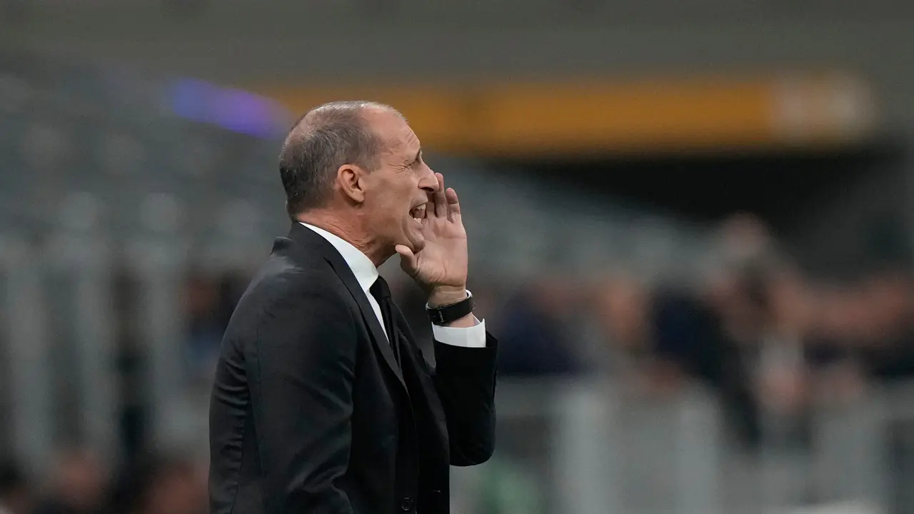 Massimiliano Allegri memberikan instruksi untuk skuad AC Milan saat melawan Napoli di pekan kelima Serie A 2025/2026 di San Siro, Senin (29/09/2025) dini hari WIB. (AP Photo/Luca Bruno)