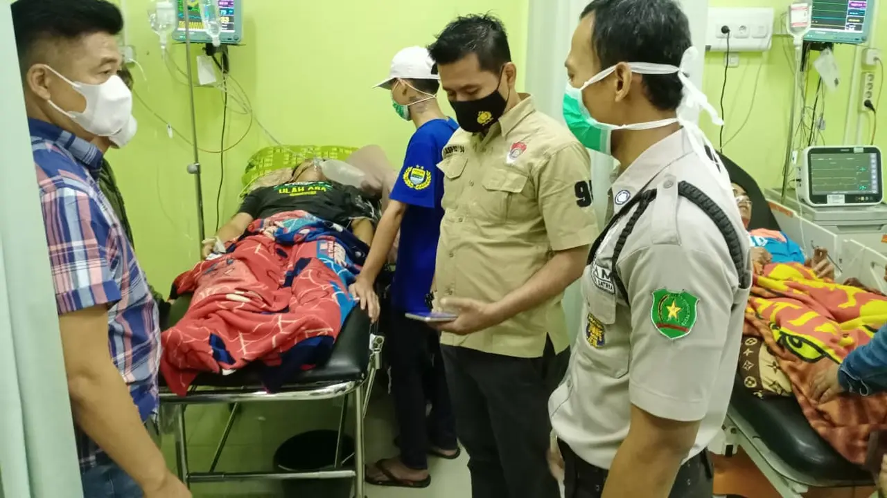 Beberapa korban pesta miras oplosan warga Kampung Cibangun Desa Tenjonagara, Kecamatan Cigalontang, Kabupaten Tasikmalaya, Jawa Barat, masih menjalani perawatan intensif di RSUD SMC.