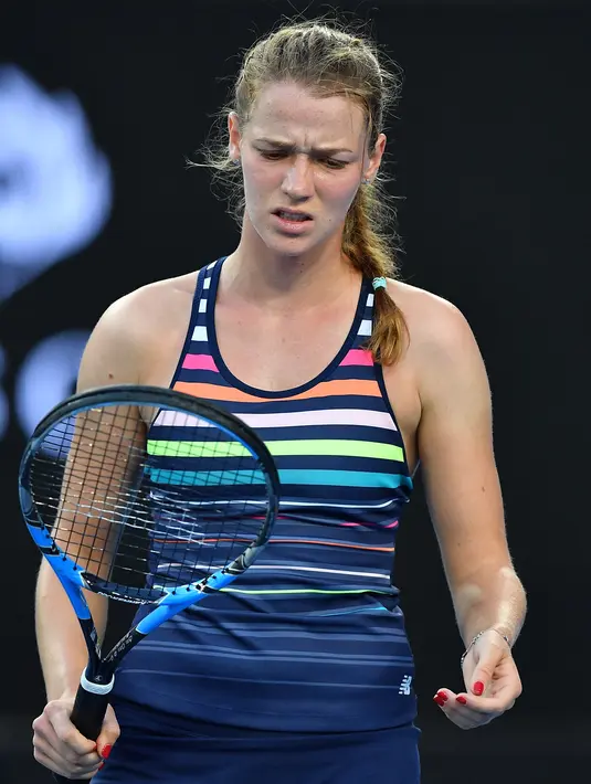 Ekspresi petenis Prancis Jessika Ponchet saat gagal meraih poin setelah berhadapan dengan petenis Spanyol Garbine Muguruza pada putaran tunggal putri turnamen tenis Australia Terbuka di Melbourne (16/1). (AFP Photo/Greg Wood)