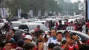 Meski sempat dilanda hujan, suporter tetap antusias untuk menyaksikan laga antara Timnas Indonesia vs Argentina. (Bola.com/M. Iqbal Ichsan)