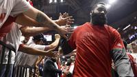 James Harden  guard Houston Rockets disambut penggemarnya usai mengalahkan San Antonio Spurs, Minggu (7/5/2017) di Houston. (AP Photo/Eric Christian Smith)