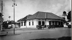 Jalan depan Kantor Pos pusat Kota Malang masih sangat sepi. (Source: jelajahmalangku.blogspot.com)