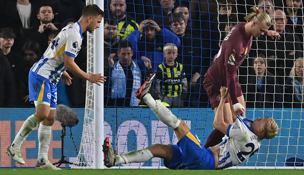 Pemain Manchester City, Erling Haaland (kanan atas) terlibat perkelahian dengan pemain Brighton, Paul Van Hecke pada laga lanjutan Liga Inggris 2024/2025 yang berlangsung di American Express Community Stadium, Brighton, Inggris, Minggu (10/11/2024) WIB. (AFP/Glyn Kirk)