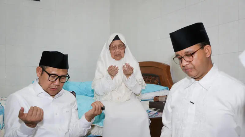 Pasangan Bacapres Anies Baswedan dan Bacawapres Muhaimin Iskandar (Cak Imin) bertemu Nyai Muhassonah Hasbullah, ibunda dari Cak Imin saat berkunjung di kompleks Pondok Pesantren (Ponpes) Mamba'ul Ma'arif Denanyar, Jombang, Jawa Timur, Jumat (29/9/2023).